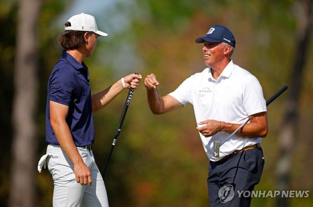 맷 쿠처(오른쪽)와 아들 캐머런