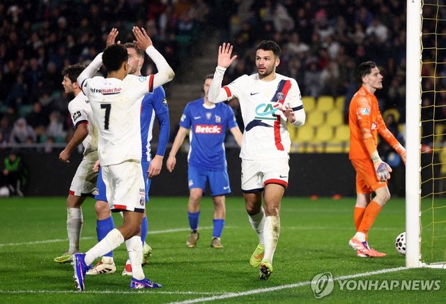 골세리머니를 펼치는 PSG 선수들