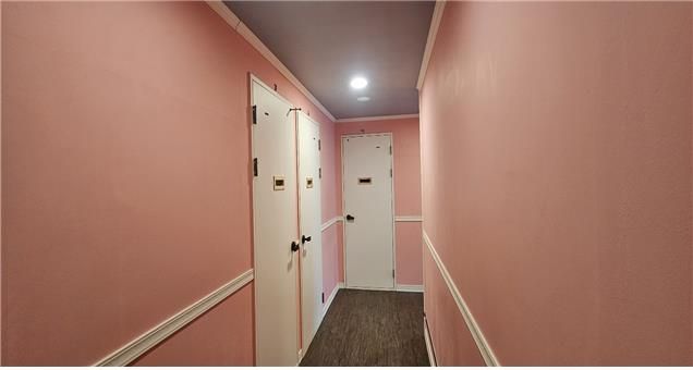 출입문 유리창을 가린 변종 청소년유해업소