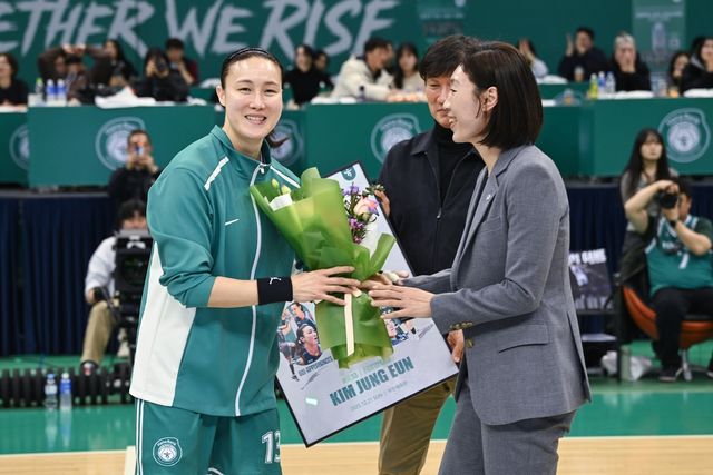 임영희로부터 꽃다발 받는 김정은