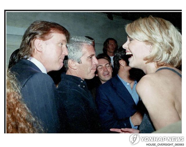 사진에 함께 찍힌 트럼프와 엡스타인