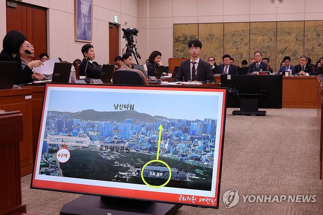 종묘 앞 재개발 논란 질의에 답하는 허민 국가유산청장