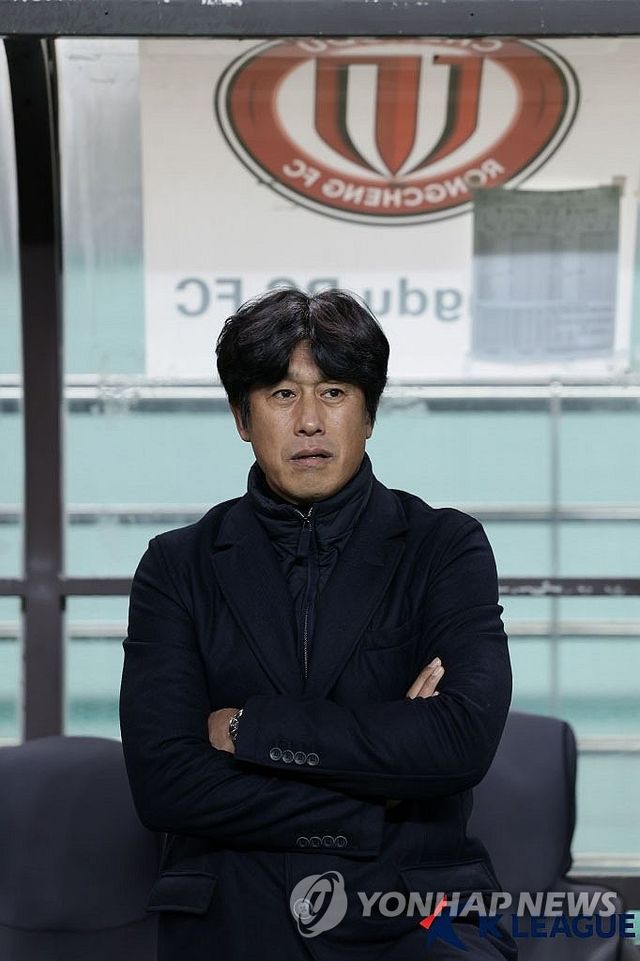 경기 지켜보는 서정원 감독