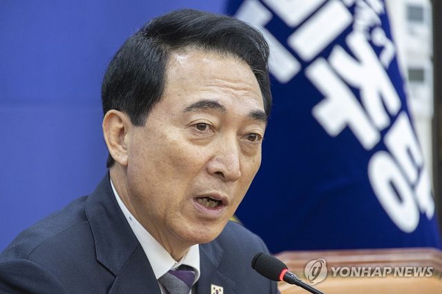 정치권 현안관련 발언하는 박수현 수석대변인