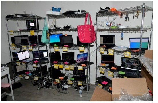 북한 정보기술(IT) 노동자의 미국 취업을 도운 사실이 드러나 지난 7월 법원에서 징역형을 선고받은 애리조나주 크리스티나 마리 채프먼(48)이 자택에서 운영하던 '노트북 농장'. 북한 노동자들은 이 노트북에 원격으로 접속했다. [미 법무부 제공. 재판매 및 DB 금지]