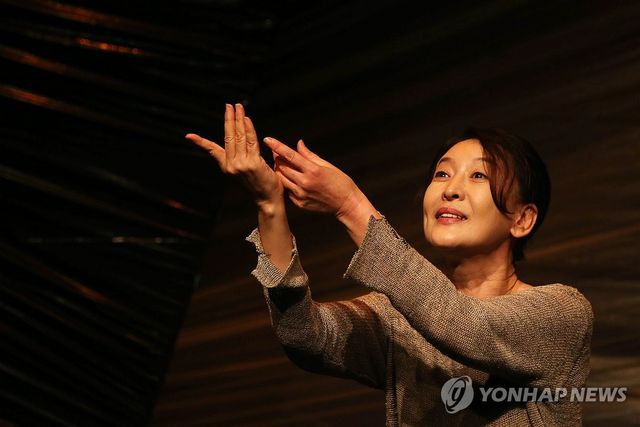 '1세대 연극 스타' 배우 윤석화 뇌종양 투병 중 별세