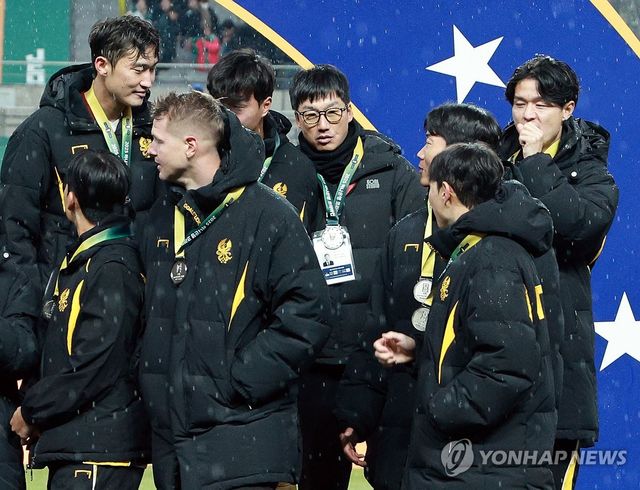 선수들 격려하는 이정효 감독