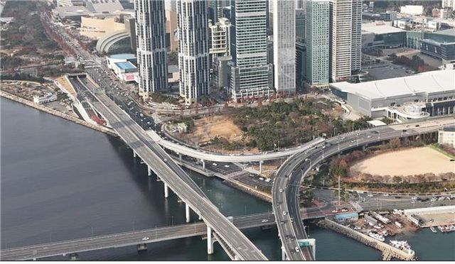 22일 개통하는 광안대교 접속도로(가운데 흰 도로)