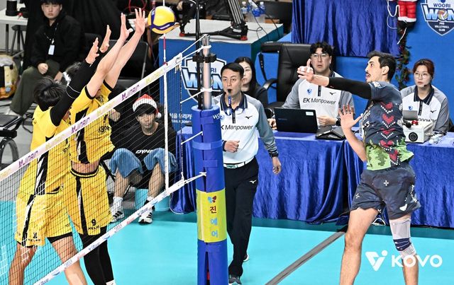 우리카드 공격을 차단하는 KB손해보험 블로커들