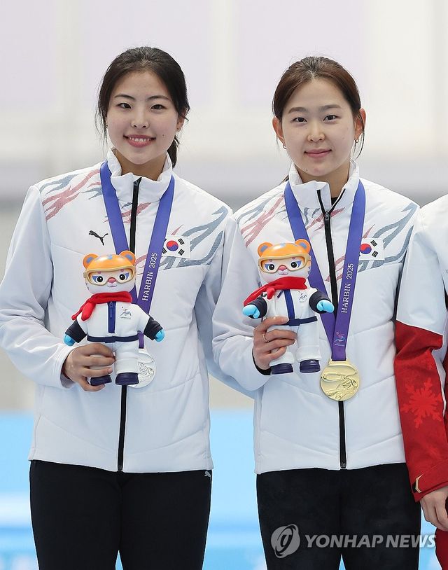 스피드스케이팅 이나현(왼쪽)과 김민선
