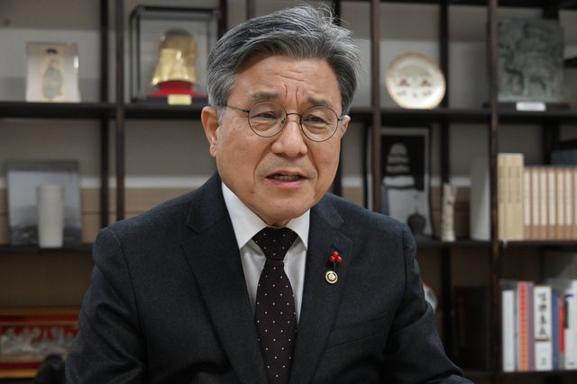 인터뷰하는 허민 국가유산청장 