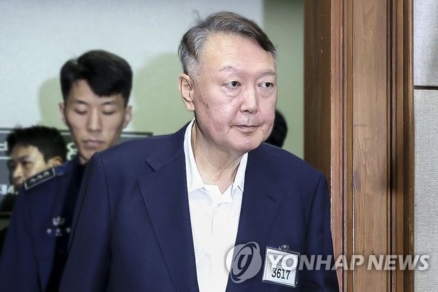 법정 들어서는 윤석열 전 대통령