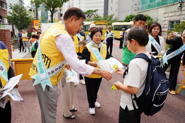 교통안전 캠페인에 나선 정문헌 종로구청장