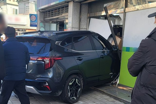 포항 상가와 충돌한 차량