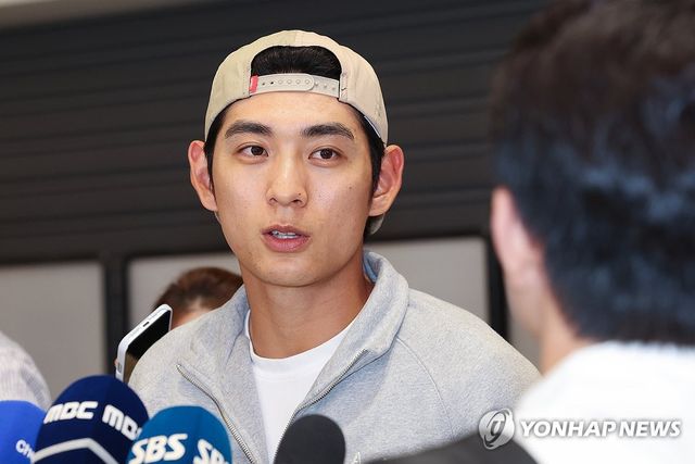 취재진 질문 답하는 이정후