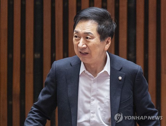 의원총회 입장하는 국민의힘 김기현 의원
