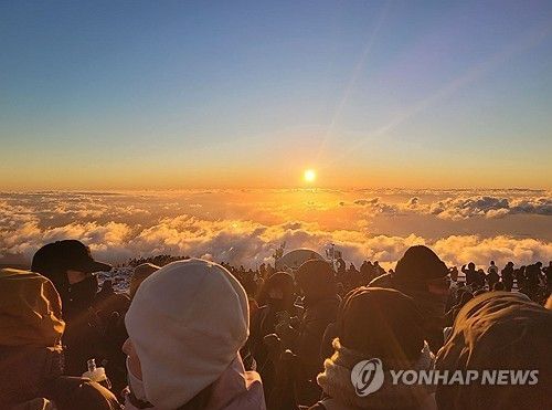 한라산 백록담 위로 떠오르는 해