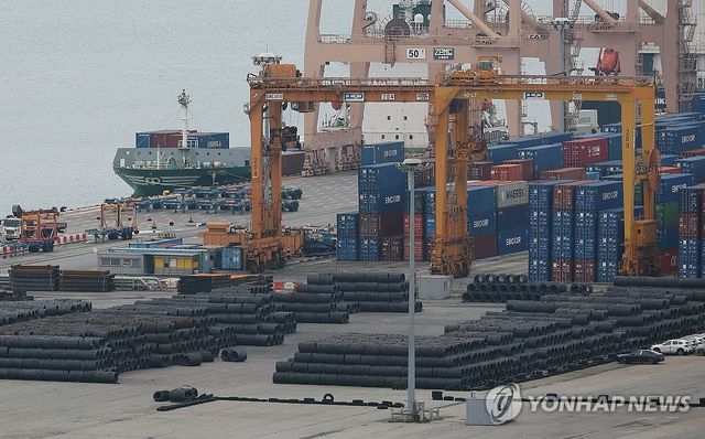 평택항에 쌓인 철강 제품