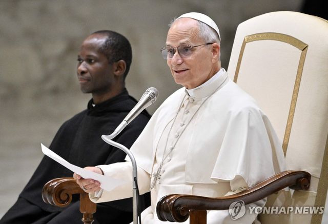 교황청 직원들과 만난 레오14세 교황