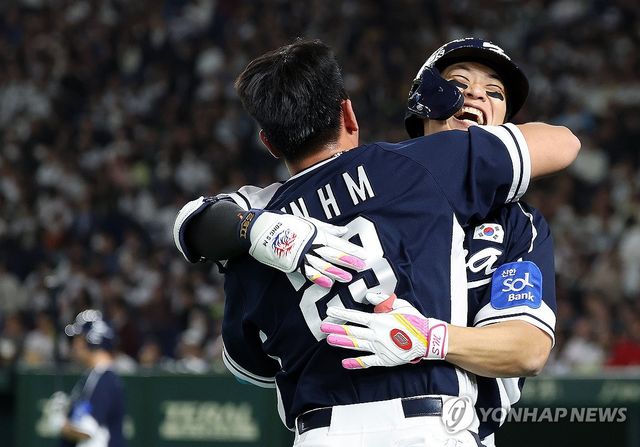 포옹 나누는 송성문과 안현민