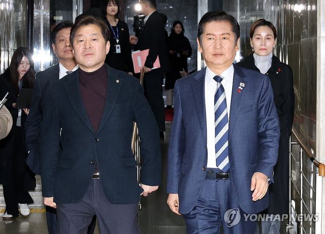 본회의 앞두고 열린 민주당 비공개 의원총회