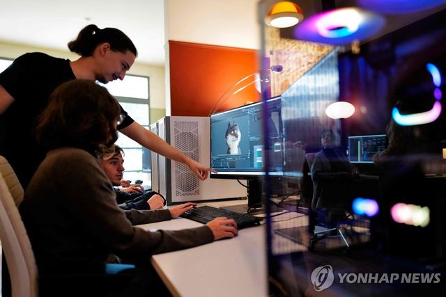 AI 도구를 갖고 일하는 직원 