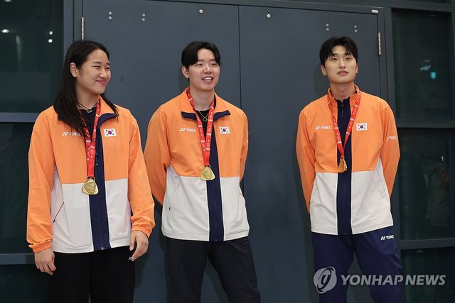 배드민턴 대표팀 화려한 귀국