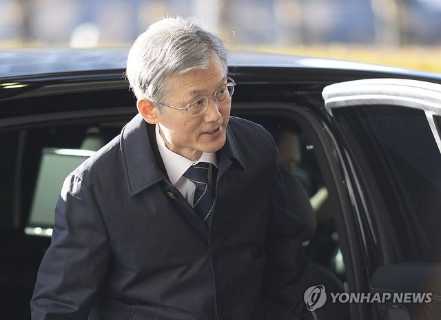 출근하는 조희대 대법원장