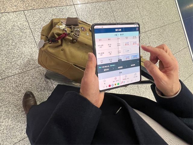 서울역에서 장모(56)씨가 출장지인 동대구역행 열차를 조회 중이다. [촬영 김유향 수습기자]