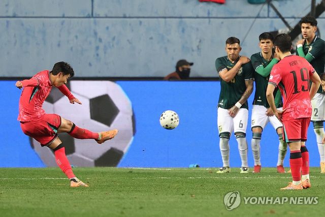 프리킥 선제골 넣는 손흥민