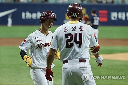 키움 히어로즈에서 함께 뛰었던 송성문과 김혜성