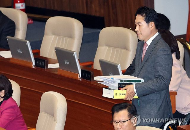 필리버스터 위해 발언대로 향하는 장동혁 대표