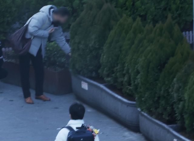 동대구역 광장 화단에 담배꽁초 버리는 시민