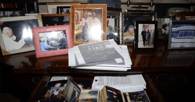 미국 법무부가 21일(현지시간) 재공개한 엡스타인 관련 파일 속 트럼프 대통령 사진