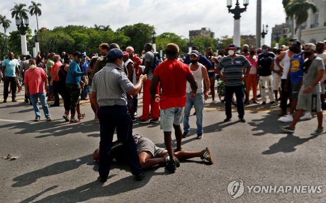 2021년 쿠바의 반정부 시위대와 친정부 시위대의 충돌 모습