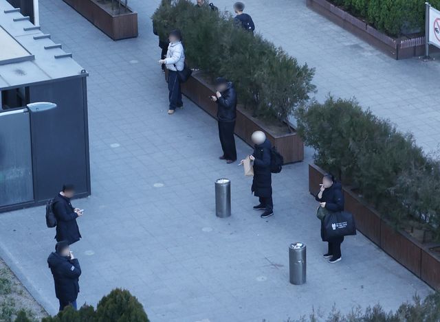 동대구역 흡연 부스 밖에서 흡연하는 시민들