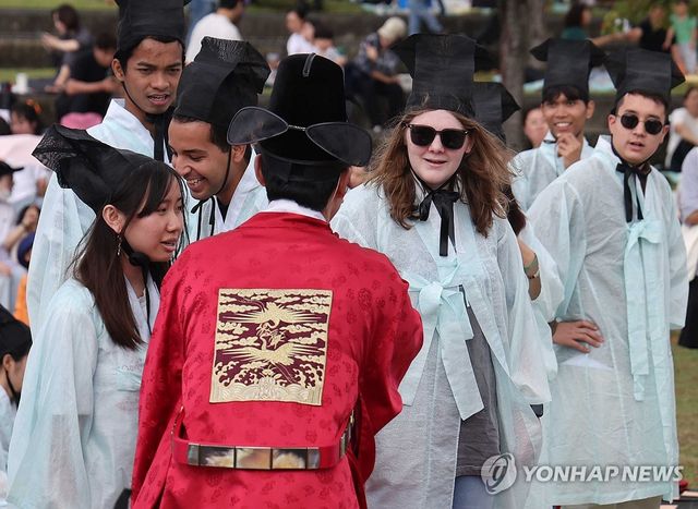 한글 축제서 외국인 과거시험 체험