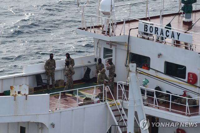 (AP=연합뉴스) 지난 2일 프랑스 생나제르 앞바아에서 러시아 그림자 선단으로 의심되는 유조선 보라카이 호에 프랑스군인들이 서 있다. 