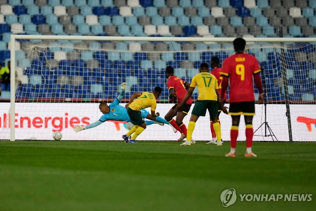 선제골을 터트리는 남아공의 오스윈 아폴리스(등번호 7번)