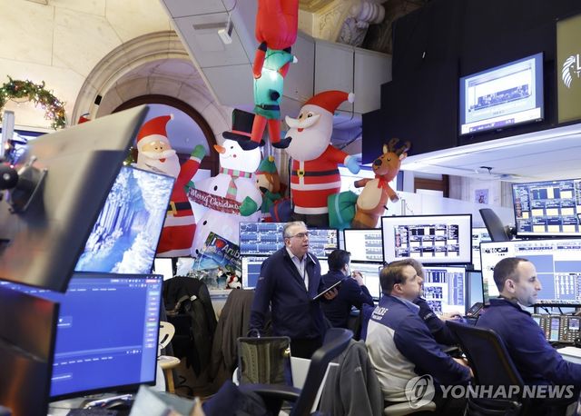산타 장식이 된 뉴욕증권거래소(NYSE)에서 업무를 보는 트레이더들