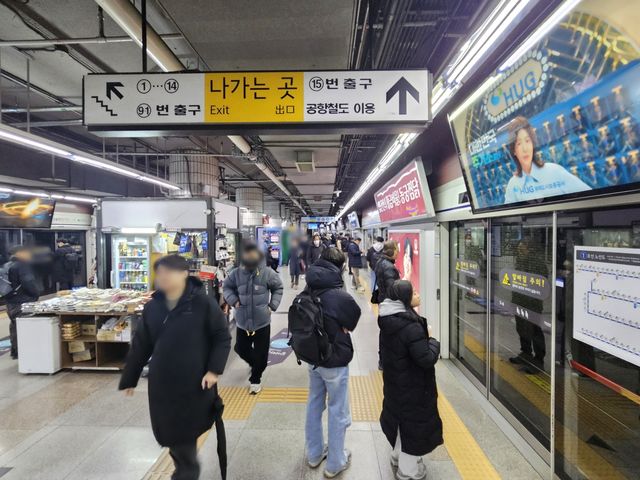 지하철1호선 서울역 플랫폼에서 출근 중인 시민들