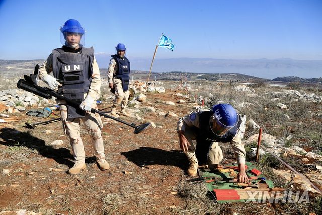 지뢰제거 작업 중인 레바논 유엔평화유지군
