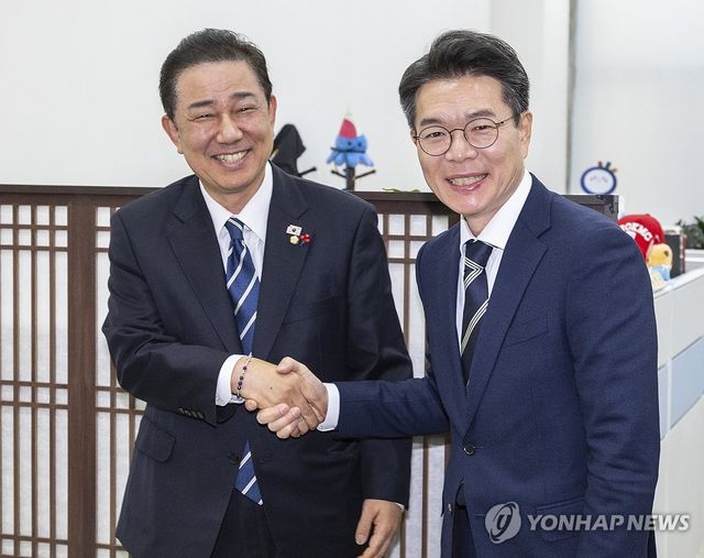 김병기 원내대표, 국회 찾아온 정원오 성동구청장과 악수