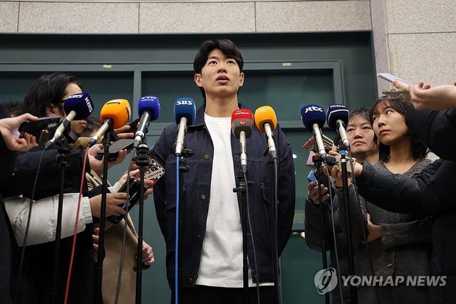 취재진에 둘러싸인 송성문