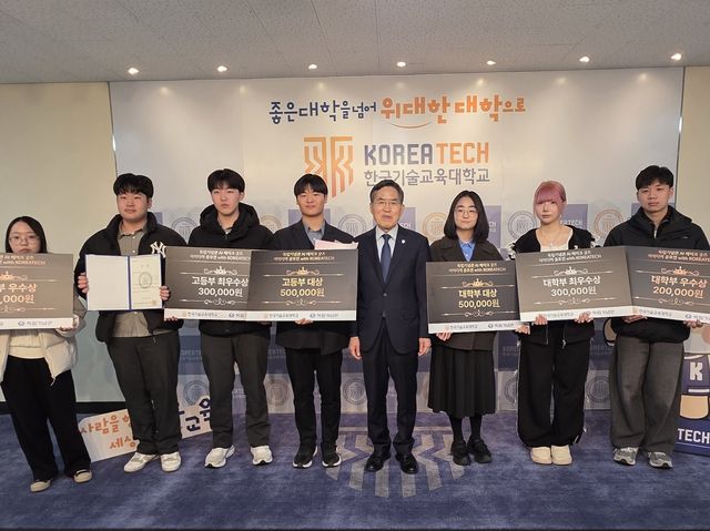 기념촬영하는 유길상 총장(왼쪽 5번째)과 학생들