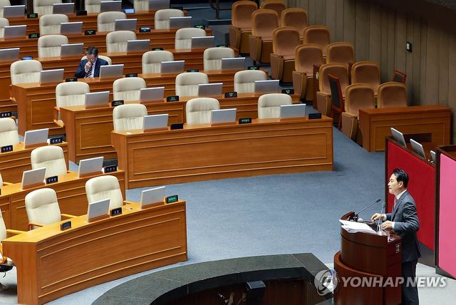 무제한 토론 이어가는 장동혁 대표와 자리 지키는 법무장관