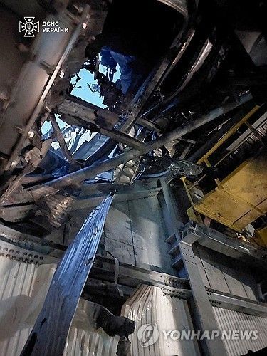 체르노빌 원전 격납 시설 지붕 부위가 드론 공습에 부서진 모습