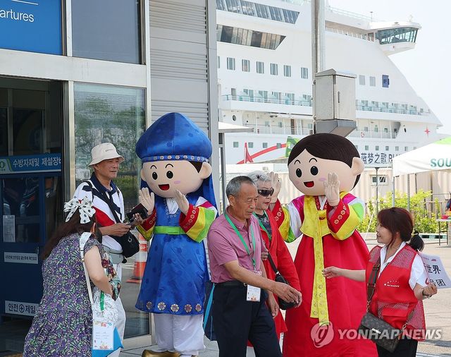 크루즈 타고 부산 찾은 중국 단체관광객