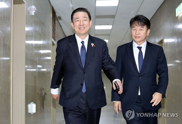 운영위원장실 들어서는 김병기·문진석