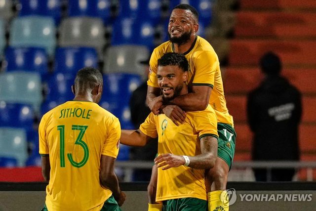 라일 포스터(가운데)의 득점을 기뻐하는 남아공 선수들